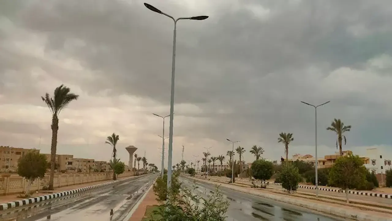 آليات مركز السيطرة بالقاهرة لإدارة تداعيات الطقس السيئ في عموم مصر